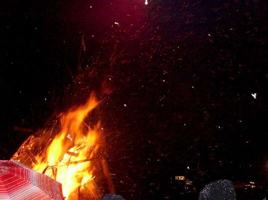 Funken und Schneeflocken über dem Osterfeuer