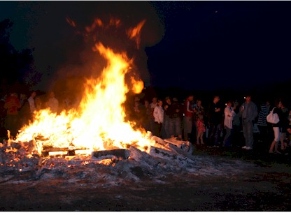 Osterfeuer am späten Abend