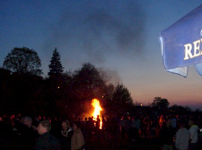 Osterfeuer am späten Abend