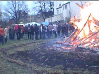 Osterfeuer 2003 mit den Gästen die um das Feuer herum stehen