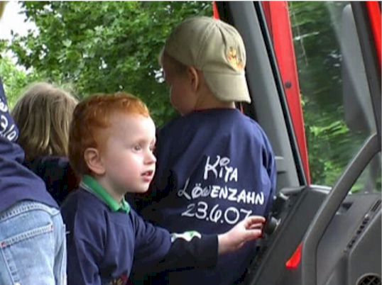 Kinder im Fahrerhaus eines Löschfahrzeugs