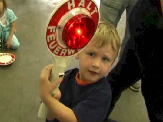 Kind mit Feuerwehrkelle