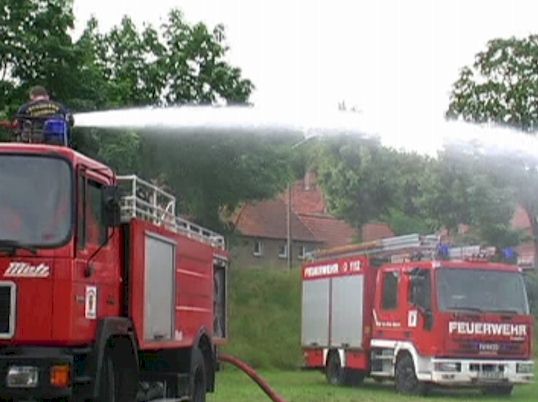 Dachmonitor des Tanklöschfahrzeugs bei der Wasserabgabe